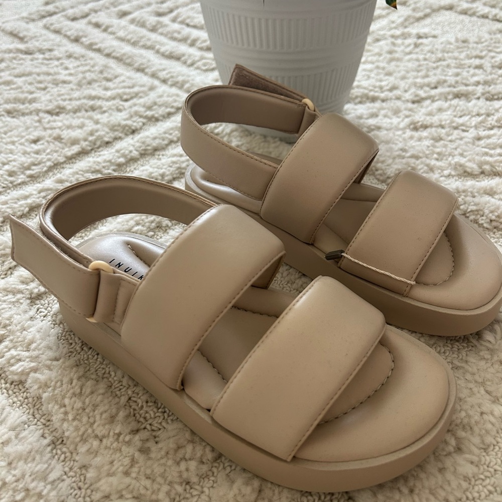 NWOT Inuikii sandals